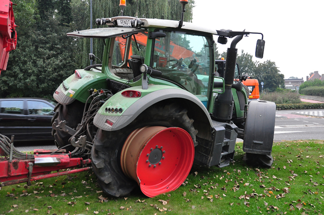 Tractor met aanhanger zand strandt in berm aan de Hertog Janstraat Waalwijk