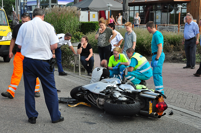 Motorrijder komt frontaal in botsing met auto aan de Van Andelstraat Waalwijk