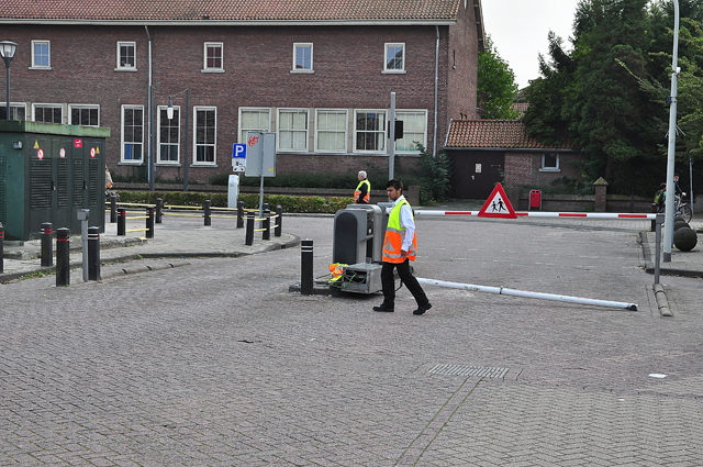 Oeps foutje: Vrouw rijdt slagboom compleet de grond uit aan het Unnaplein Waalwijk