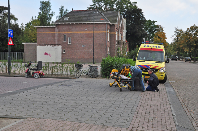 Automobilist snijdt vrouw af in scootmobiel aan de Meester van Coothstraat Waalwijk