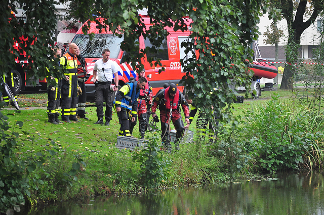 Hulpdiensten rukken massaal uit voor mogelijk persoon te water aan de Burg. Smeelelaan Waalwijk
