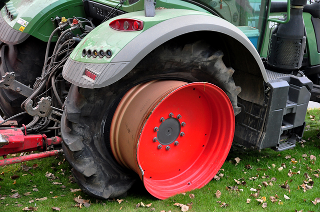 Tractor met aanhanger zand strandt in berm aan de Hertog Janstraat Waalwijk