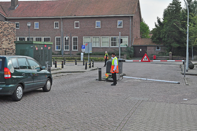 Oeps foutje: Vrouw rijdt slagboom compleet de grond uit aan het Unnaplein Waalwijk