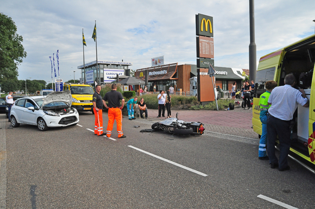 Motorrijder komt frontaal in botsing met auto aan de Van Andelstraat Waalwijk