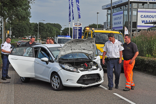 Motorrijder komt frontaal in botsing met auto aan de Van Andelstraat Waalwijk