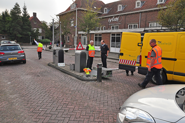 Oeps foutje: Vrouw rijdt slagboom compleet de grond uit aan het Unnaplein Waalwijk