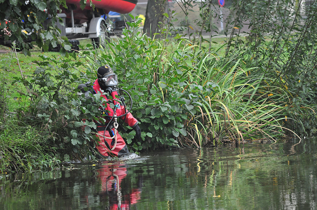 Hulpdiensten rukken massaal uit voor mogelijk persoon te water aan de Burg. Smeelelaan Waalwijk