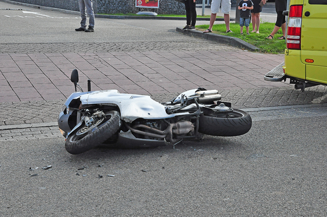 Motorrijder komt frontaal in botsing met auto aan de Van Andelstraat Waalwijk