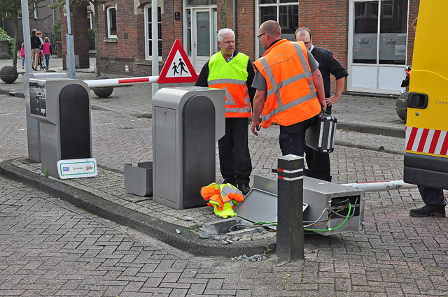 Oeps foutje: Vrouw rijdt slagboom compleet de grond uit aan het Unnaplein Waalwijk
