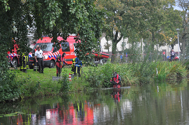 Hulpdiensten rukken massaal uit voor mogelijk persoon te water aan de Burg. Smeelelaan Waalwijk