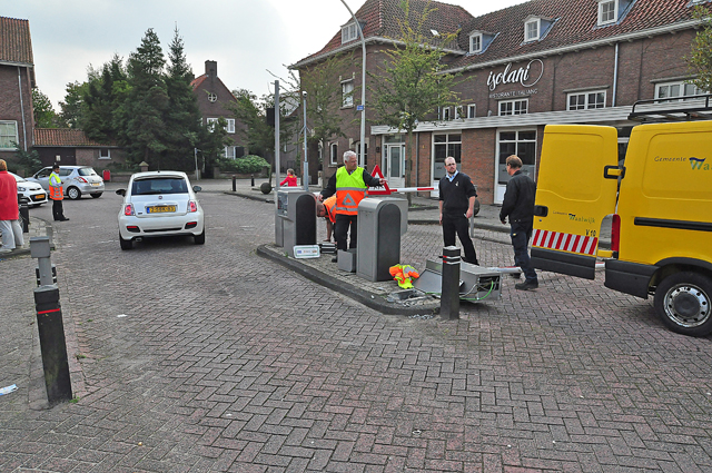 Oeps foutje: Vrouw rijdt slagboom compleet de grond uit aan het Unnaplein Waalwijk