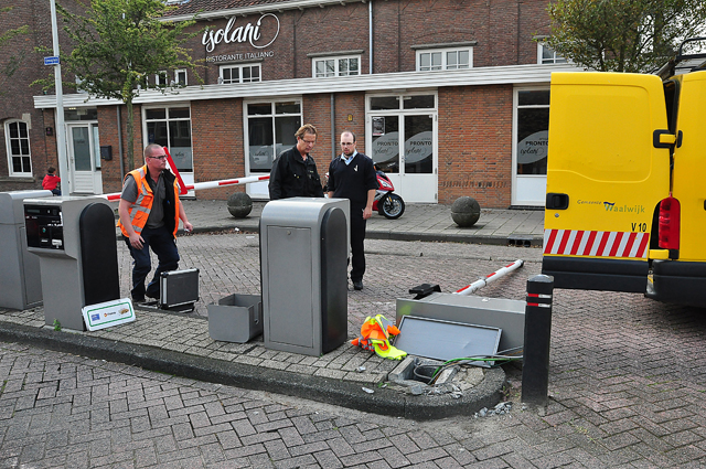 Oeps foutje: Vrouw rijdt slagboom compleet de grond uit aan het Unnaplein Waalwijk