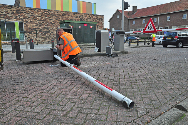 Oeps foutje: Vrouw rijdt slagboom compleet de grond uit aan het Unnaplein Waalwijk