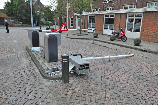 Oeps foutje: Vrouw rijdt slagboom compleet de grond uit aan het Unnaplein Waalwijk