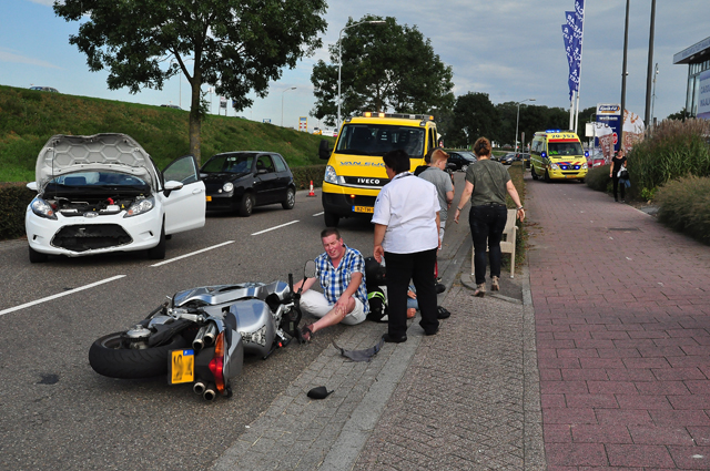 Motorrijder komt frontaal in botsing met auto aan de Van Andelstraat Waalwijk