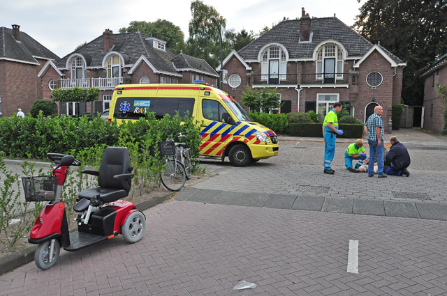 Automobilist snijdt vrouw af in scootmobiel aan de Meester van Coothstraat Waalwijk