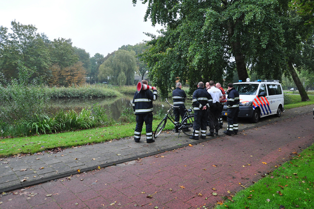 Hulpdiensten rukken massaal uit voor mogelijk persoon te water aan de Burg. Smeelelaan Waalwijk