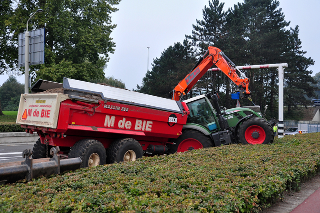 Tractor met aanhanger zand strandt in berm aan de Hertog Janstraat Waalwijk