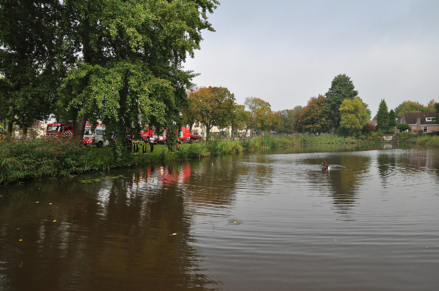 Hulpdiensten rukken massaal uit voor mogelijk persoon te water aan de Burg. Smeelelaan Waalwijk