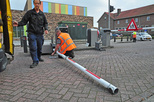Oeps foutje: Vrouw rijdt slagboom compleet de grond uit aan het Unnaplein Waalwijk
