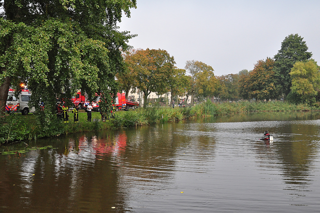 Hulpdiensten rukken massaal uit voor mogelijk persoon te water aan de Burg. Smeelelaan Waalwijk