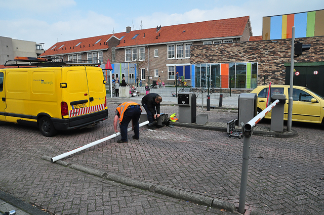 Oeps foutje: Vrouw rijdt slagboom compleet de grond uit aan het Unnaplein Waalwijk