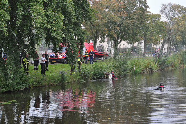 Hulpdiensten rukken massaal uit voor mogelijk persoon te water aan de Burg. Smeelelaan Waalwijk