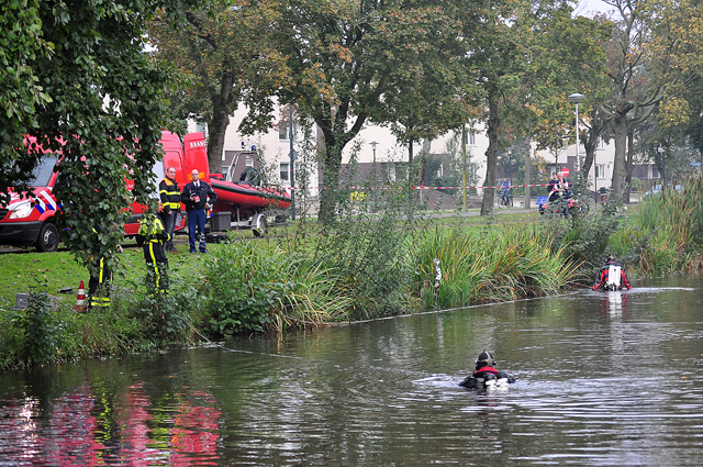 Hulpdiensten rukken massaal uit voor mogelijk persoon te water aan de Burg. Smeelelaan Waalwijk