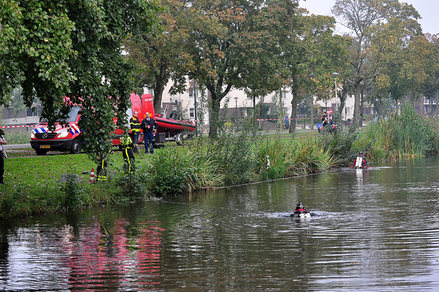 Hulpdiensten rukken massaal uit voor mogelijk persoon te water aan de Burg. Smeelelaan Waalwijk