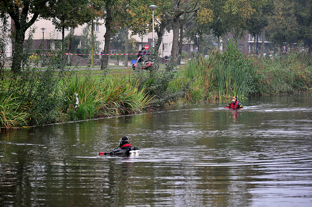 Hulpdiensten rukken massaal uit voor mogelijk persoon te water aan de Burg. Smeelelaan Waalwijk