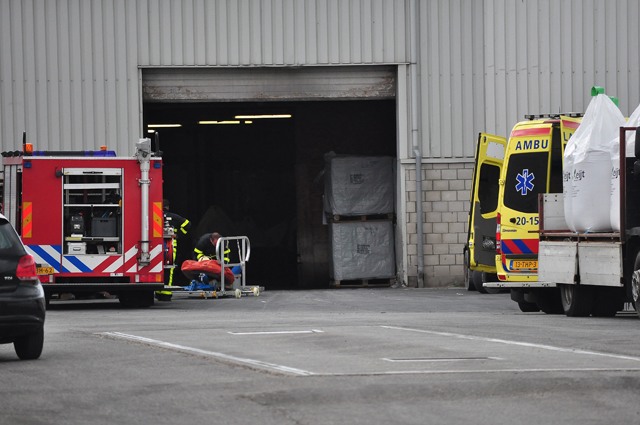 2 doden na instorten muur bij meststoffenbedrijf aan de Industrieweg Waalwijk