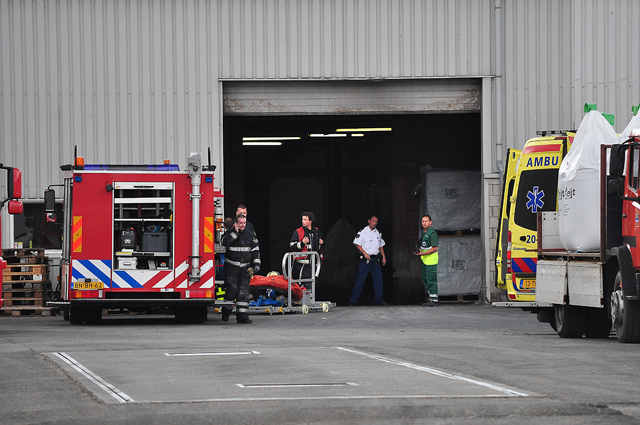 2 doden na instorten muur bij meststoffenbedrijf aan de Industrieweg Waalwijk