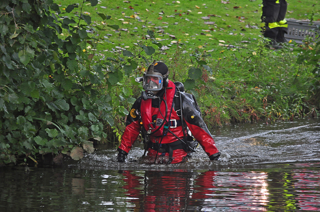 Hulpdiensten rukken massaal uit voor mogelijk persoon te water aan de Burg. Smeelelaan Waalwijk