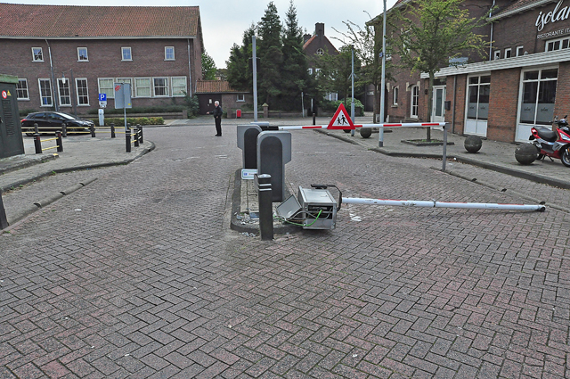 Oeps foutje: Vrouw rijdt slagboom compleet de grond uit aan het Unnaplein Waalwijk
