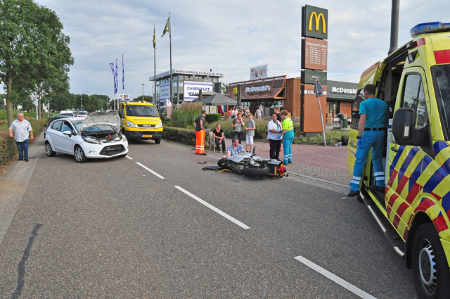 Motorrijder komt frontaal in botsing met auto aan de Van Andelstraat Waalwijk