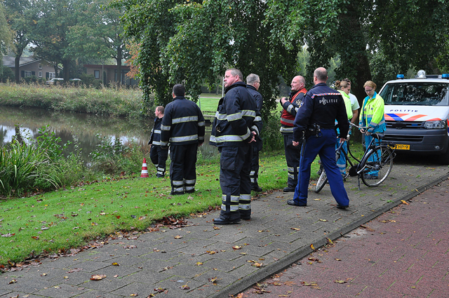 Hulpdiensten rukken massaal uit voor mogelijk persoon te water aan de Burg. Smeelelaan Waalwijk