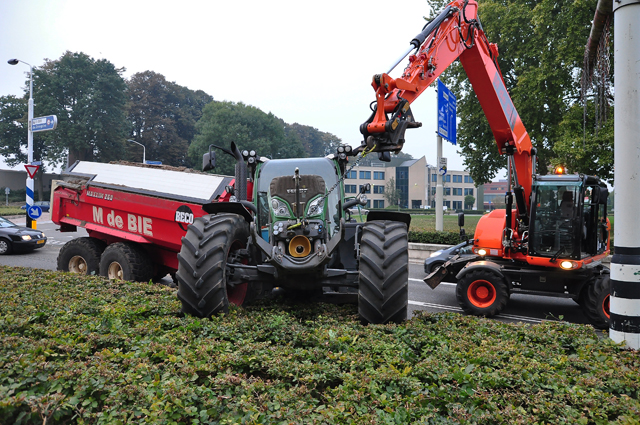 Tractor met aanhanger zand strandt in berm aan de Hertog Janstraat Waalwijk