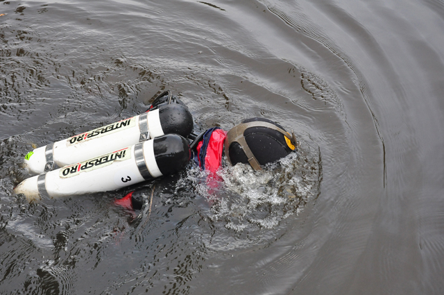 Hulpdiensten rukken massaal uit voor mogelijk persoon te water aan de Burg. Smeelelaan Waalwijk