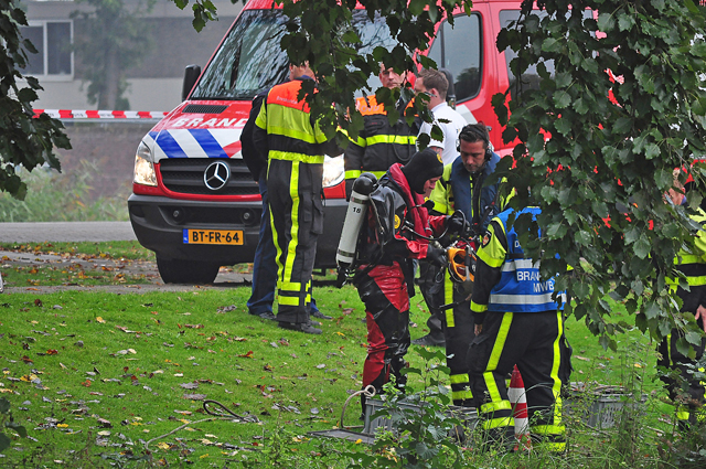 Hulpdiensten rukken massaal uit voor mogelijk persoon te water aan de Burg. Smeelelaan Waalwijk