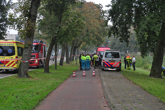 Hulpdiensten rukken massaal uit voor mogelijk persoon te water aan de Burg. Smeelelaan Waalwijk