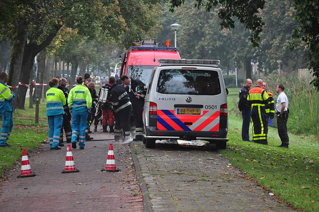 Hulpdiensten rukken massaal uit voor mogelijk persoon te water aan de Burg. Smeelelaan Waalwijk