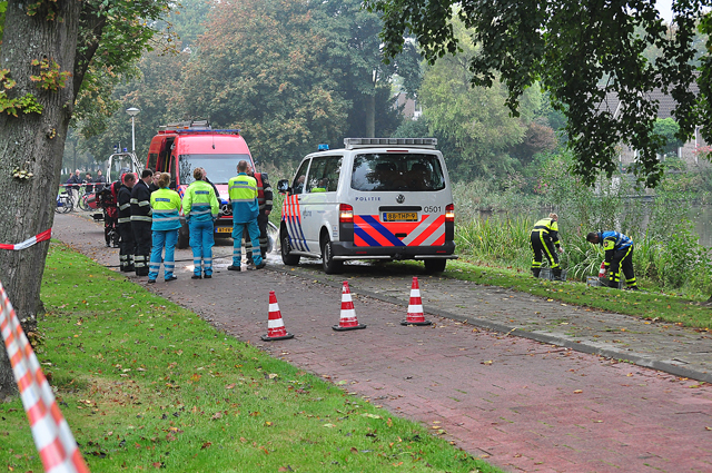 Hulpdiensten rukken massaal uit voor mogelijk persoon te water aan de Burg. Smeelelaan Waalwijk