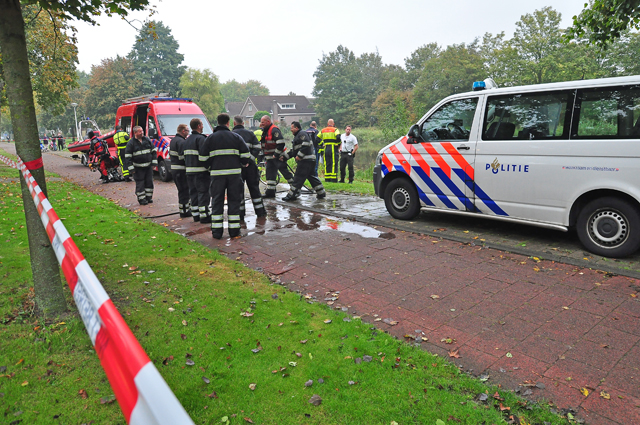 Hulpdiensten rukken massaal uit voor mogelijk persoon te water aan de Burg. Smeelelaan Waalwijk