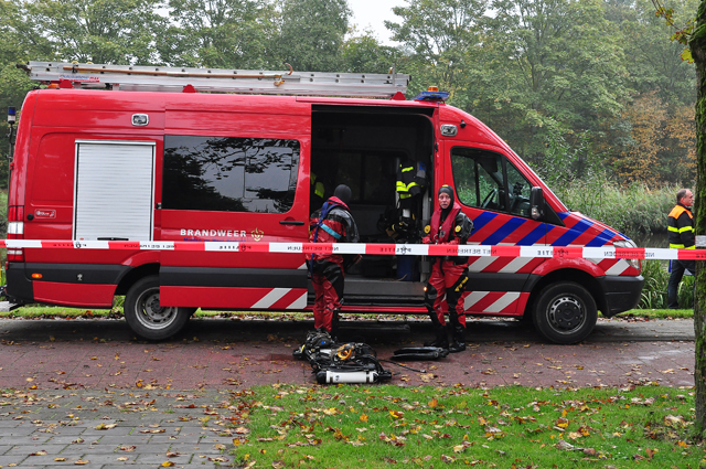 Hulpdiensten rukken massaal uit voor mogelijk persoon te water aan de Burg. Smeelelaan Waalwijk