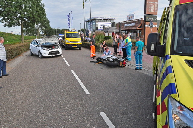 Motorrijder komt frontaal in botsing met auto aan de Van Andelstraat Waalwijk