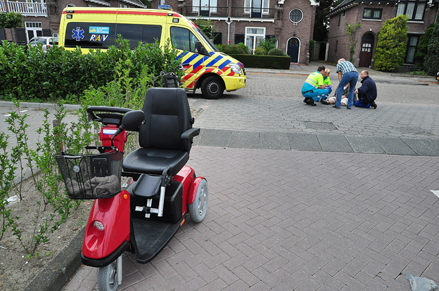 Automobilist snijdt vrouw af in scootmobiel aan de Meester van Coothstraat Waalwijk