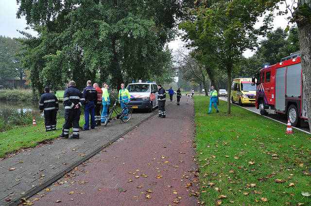 Hulpdiensten rukken massaal uit voor mogelijk persoon te water aan de Burg. Smeelelaan Waalwijk