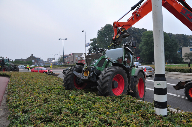 Tractor met aanhanger zand strandt in berm aan de Hertog Janstraat Waalwijk