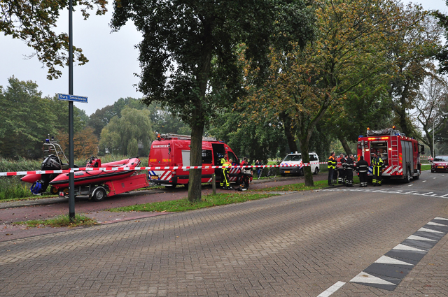 Hulpdiensten rukken massaal uit voor mogelijk persoon te water aan de Burg. Smeelelaan Waalwijk