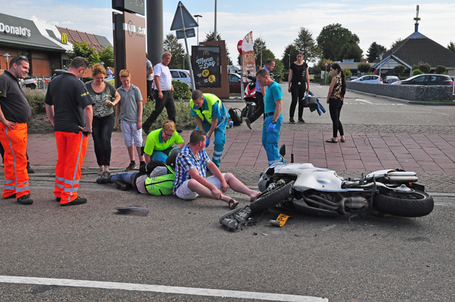 Motorrijder komt frontaal in botsing met auto aan de Van Andelstraat Waalwijk